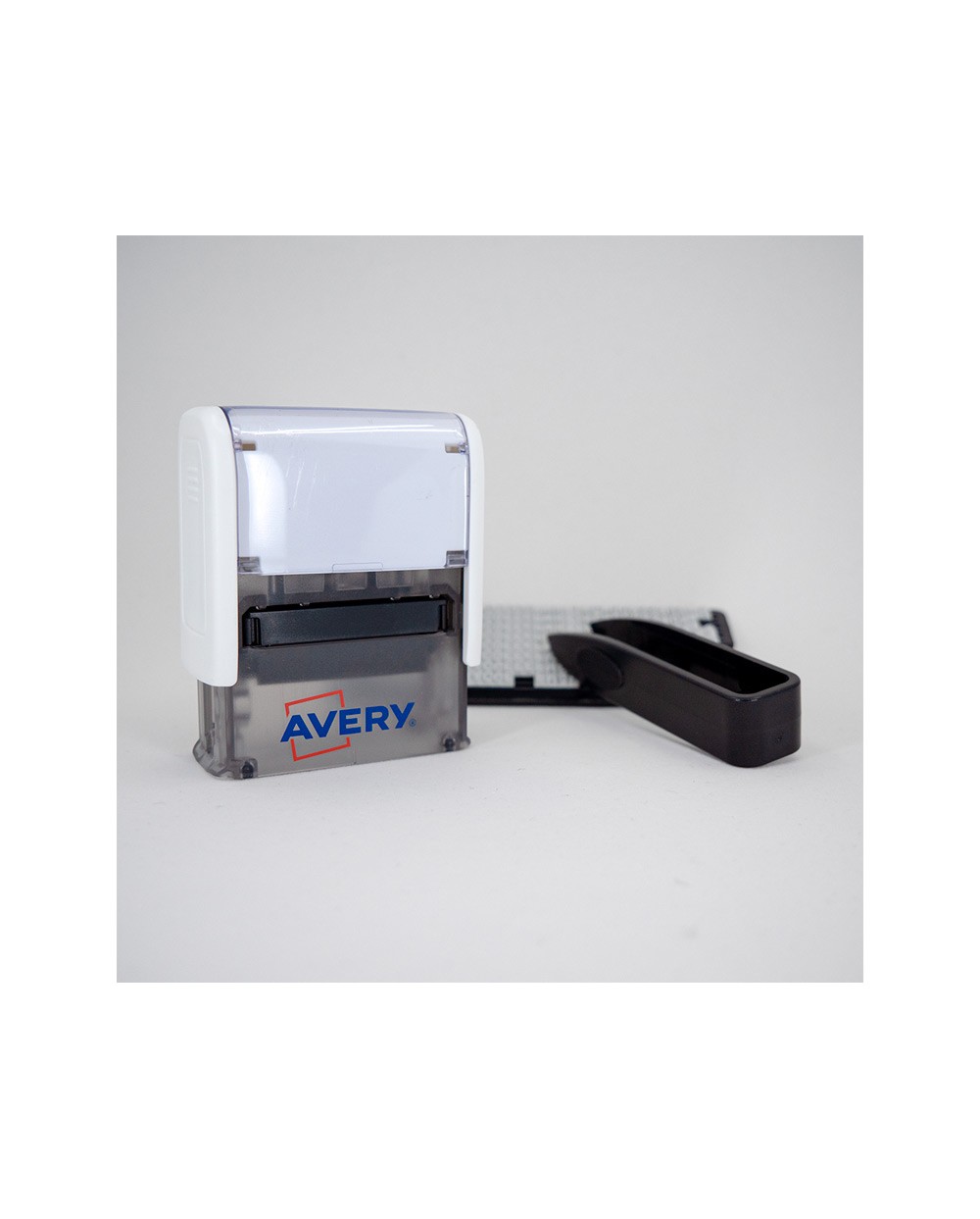 Sello avery especial tejidos personalizable 3 lineas 288 caracteres con pinza y tira termoadhesiva lavable negro